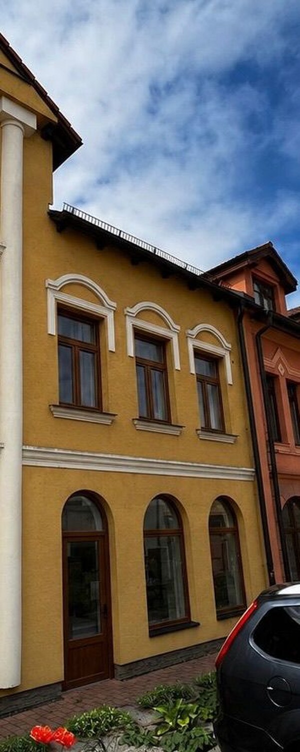 Predáme obchodno - administratívnu budovu v centre Topoľčian