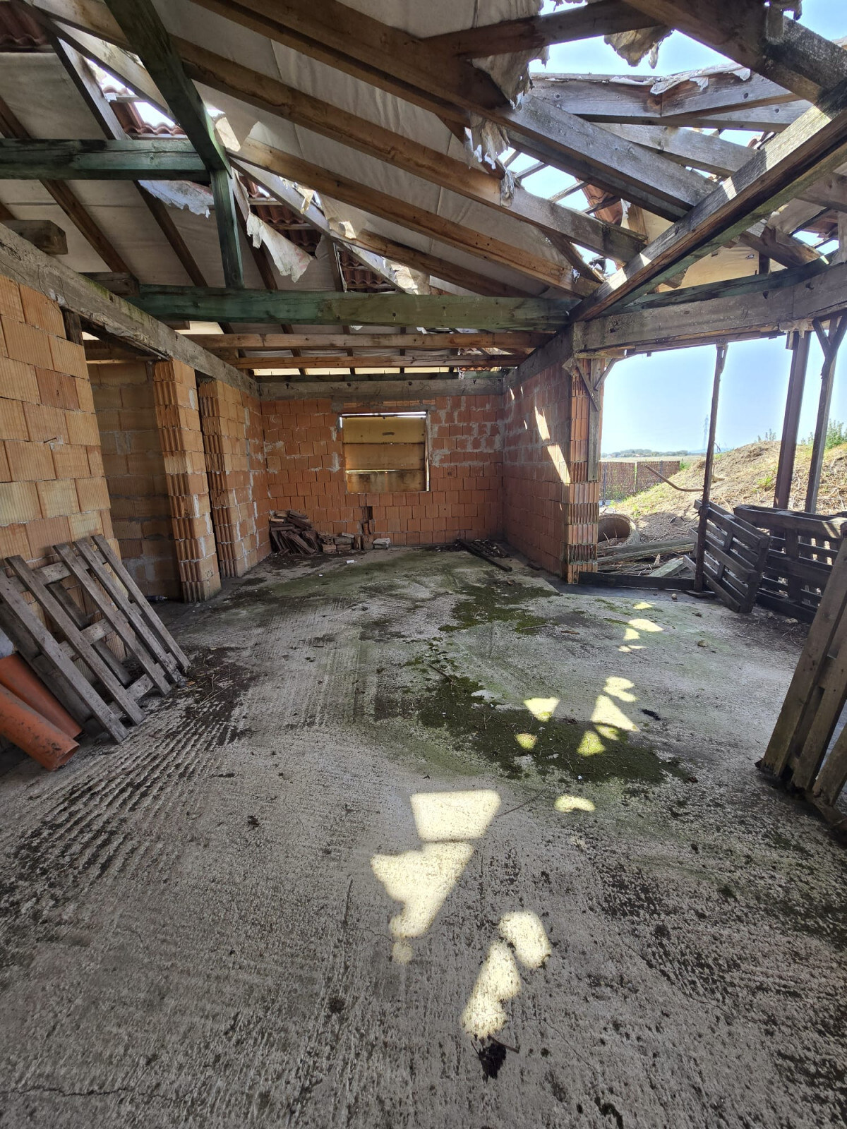 Hrubá stavba 5izbového rodinného domu + pozemok 606m2 — foto 10