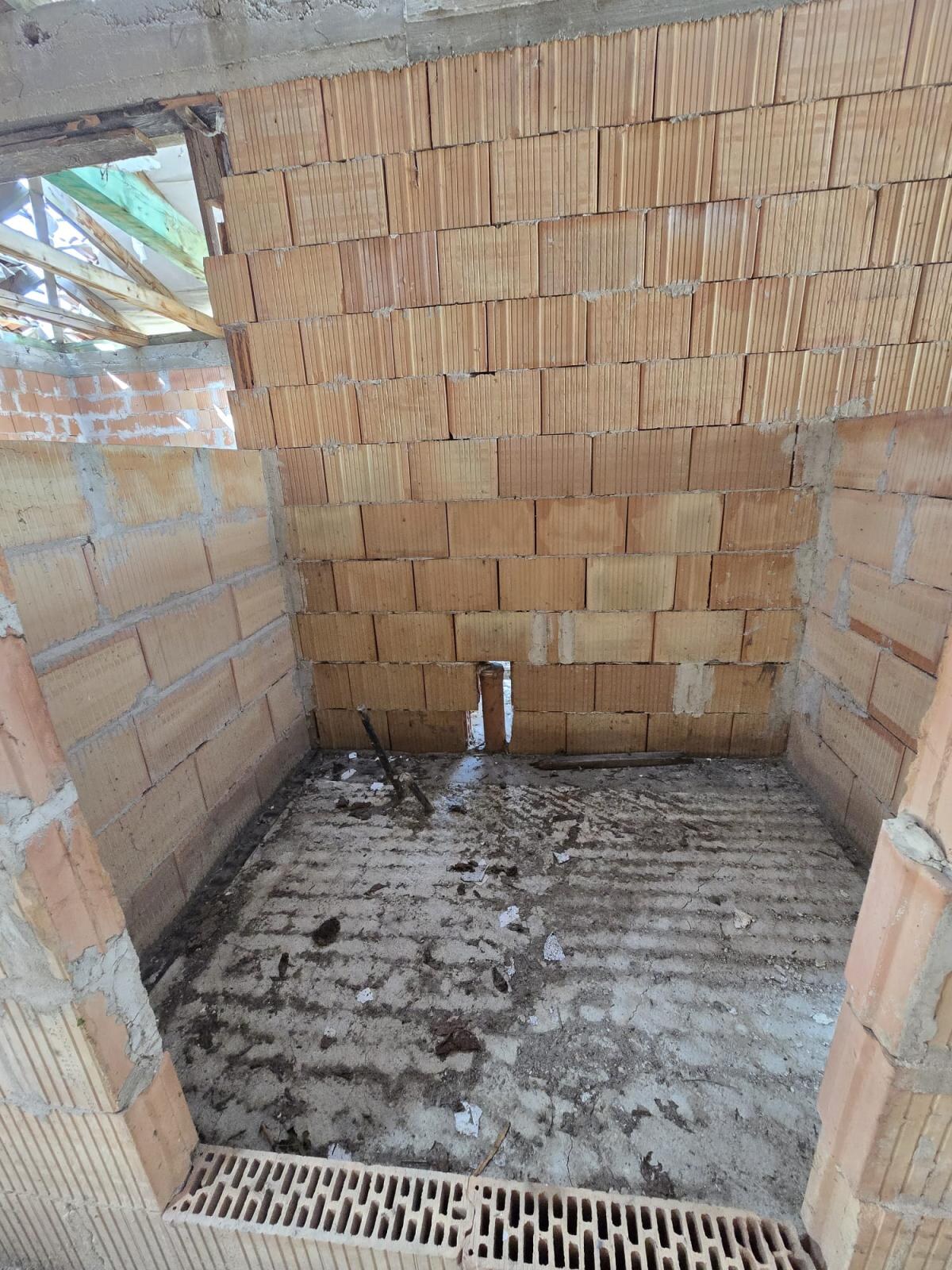 Hrubá stavba 5izbového rodinného domu + pozemok 606m2 — foto 11