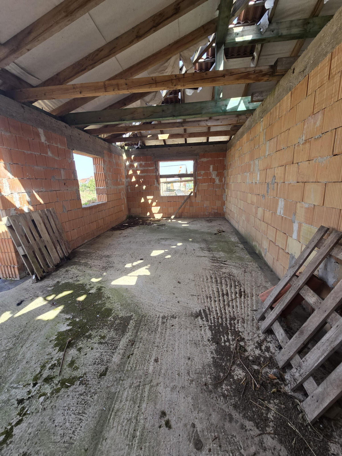 Hrubá stavba 5izbového rodinného domu + pozemok 606m2 — foto 9