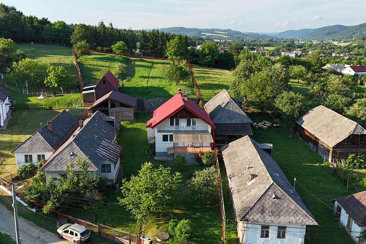 Výnimočná usadlosť s rodinným domom  a štýlovými hospodárskymi stavbami v Košarovciach — foto 2