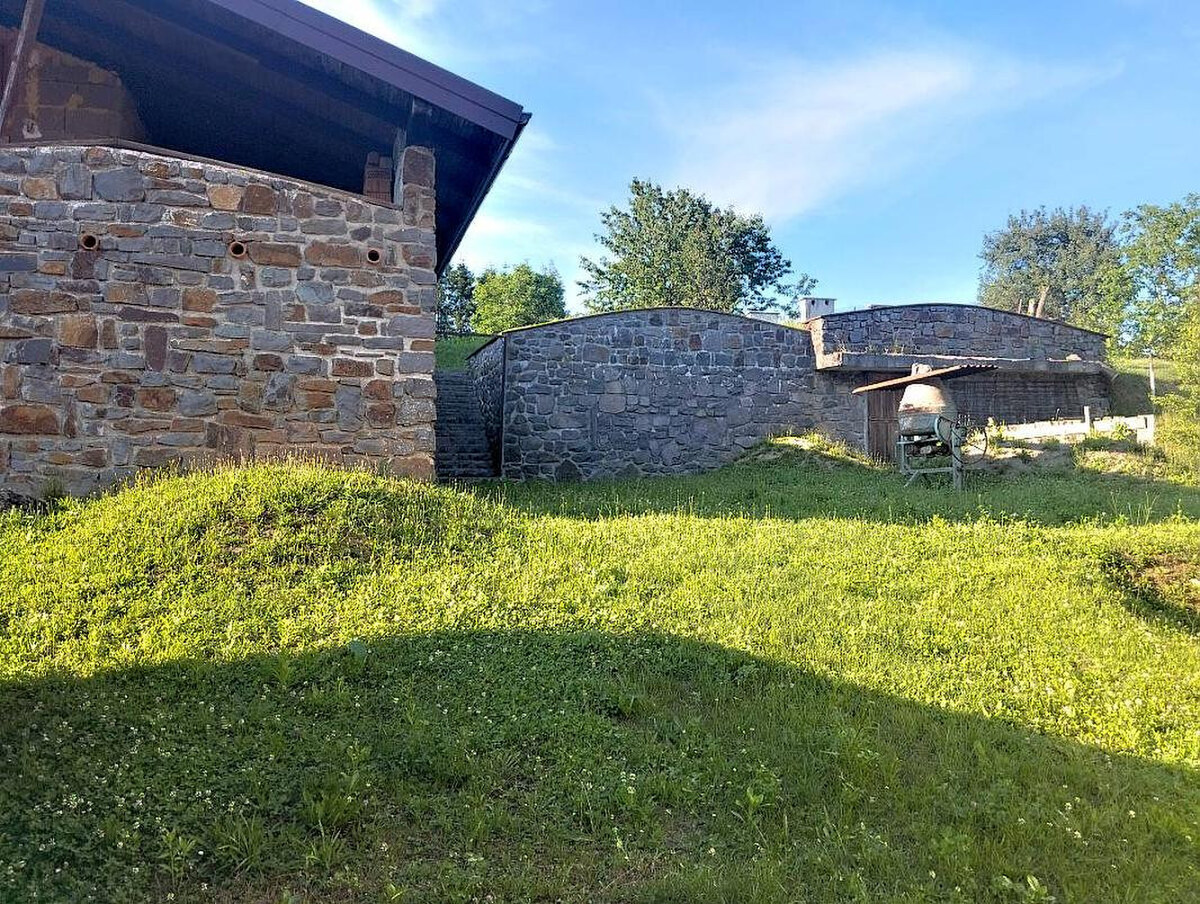 Výnimočná usadlosť s rodinným domom  a štýlovými hospodárskymi stavbami v Košarovciach — foto 5