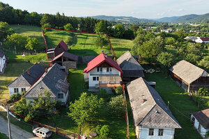 Výnimočná usadlosť s rodinným domom  a štýlovými hospodárskymi stavbami v Košarovciach — foto 2