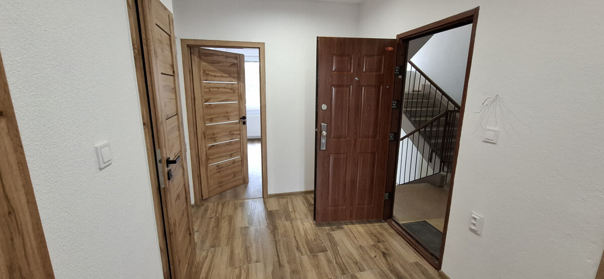 KOMPLETNE ZREKONŠTRUOVANÝ 3-IZBOVÝ BYT - Ťahanovce — foto 9