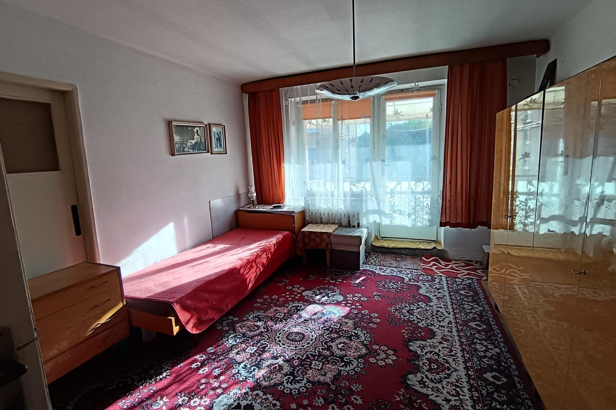 NA PREDAJ: 2-izbový byt s balkónom na Sídlisku I – ideálny na rekonštrukciu — foto 3