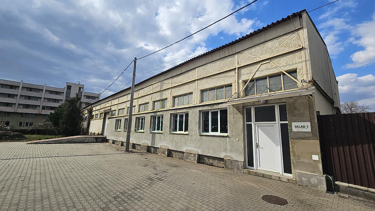 NA PREDAJ: Výrobná hala 769 m2 s veľkorysým pozemkom a TOP prístupom