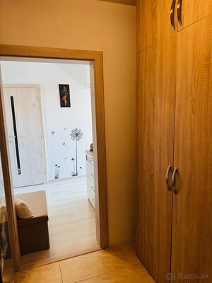 Kompletne zrekonštruovaný 3 - izbový byt s lodžiou — foto 14