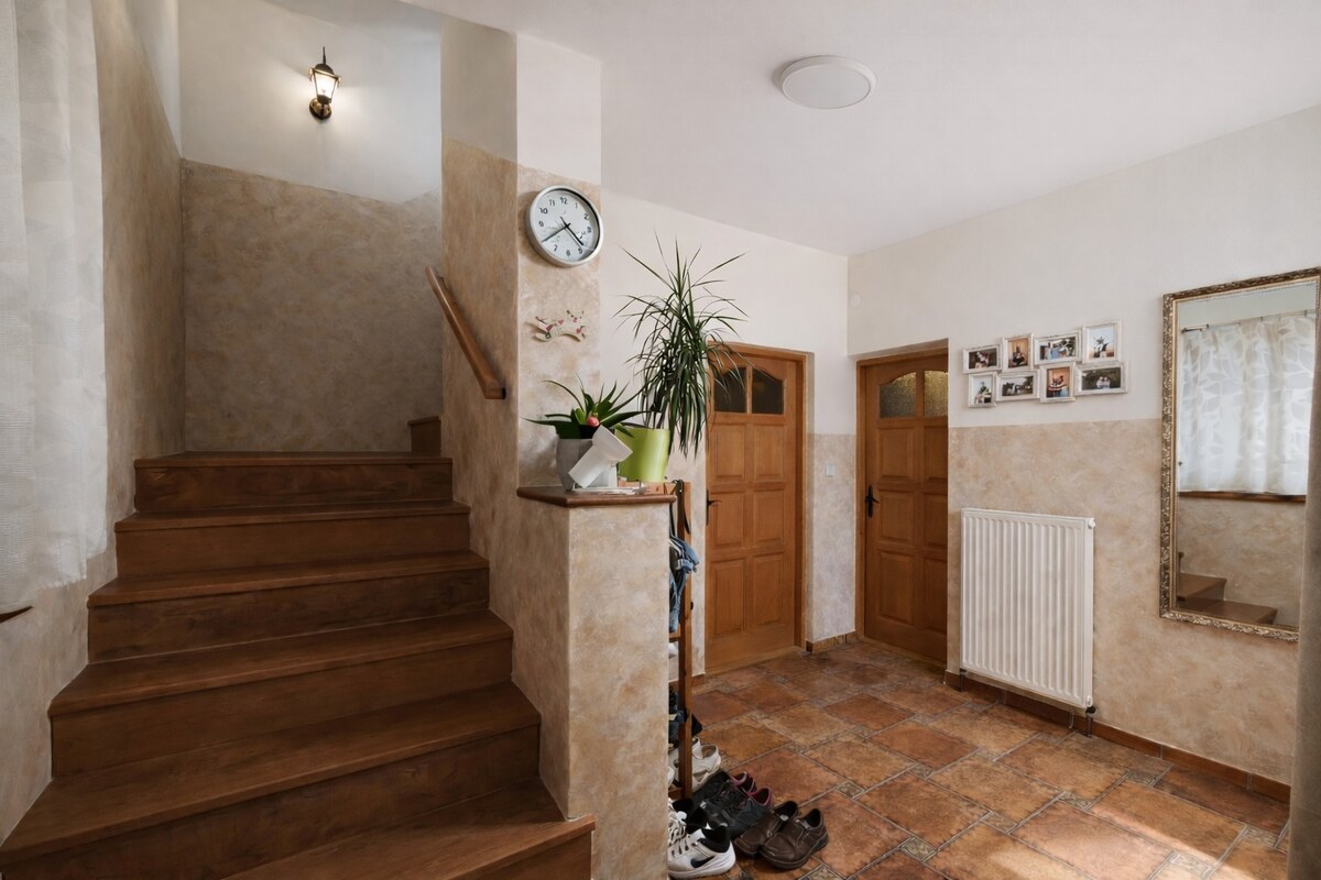 Rezervované - Dvojpodlažný 6-izbový dom s pivnicou, BLATNÉ — foto 10