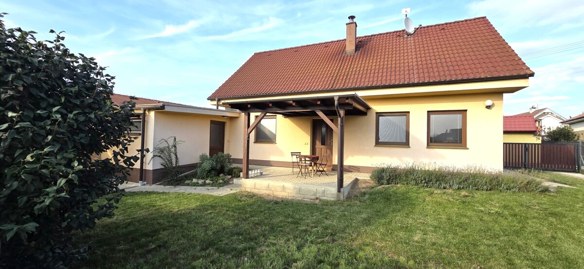 Rezervované! Na predaj zánovný, útulný rodinný dom, Šurovce! — foto 2
