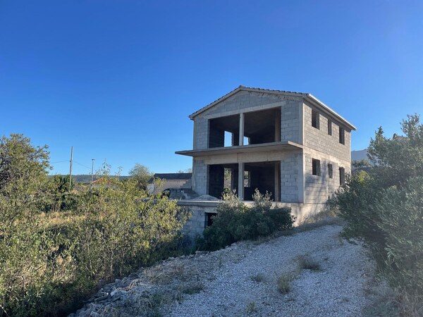 Na predaj hrubá stavba -  apartmánový dom na ostrove Brač, Chorvatsko!