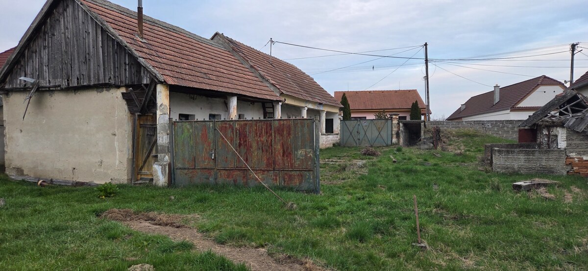 Na predaj stavebný pozemok pre 2 domy v obci Šurovce!