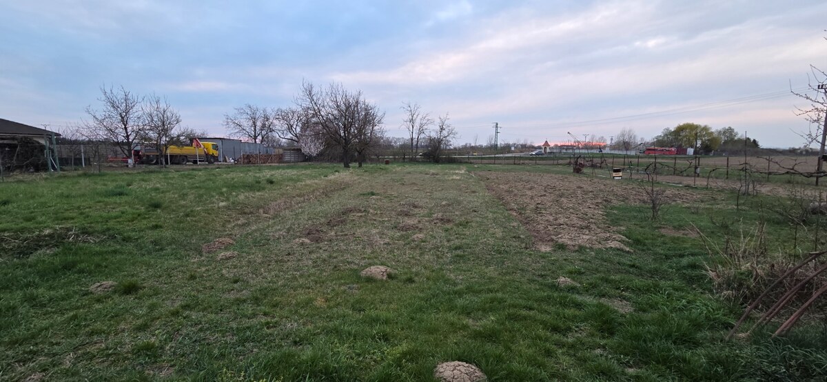 Na predaj stavebný pozemok pre 2 domy v obci Šurovce! — foto 5