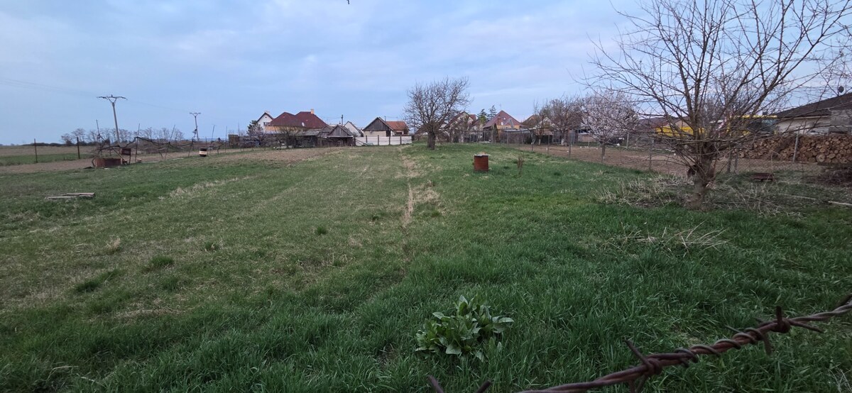 Na predaj stavebný pozemok pre 2 domy v obci Šurovce! — foto 6