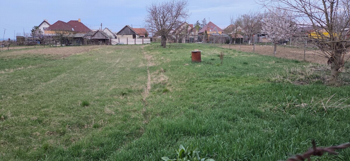 Na predaj stavebný pozemok pre 2 domy v obci Šurovce! — foto 7