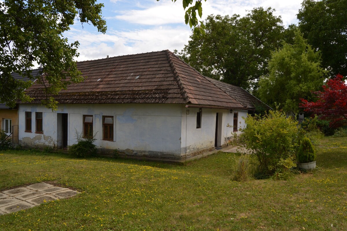 Chalúpka schúlená v okolitých ovocných sadoch!