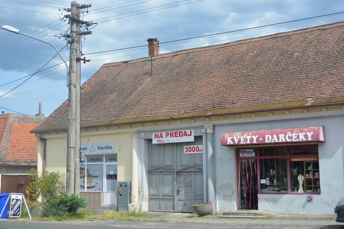 Historický objekt s 2 obchodmi, tanečnou sálou a stavebnými pozemkami!