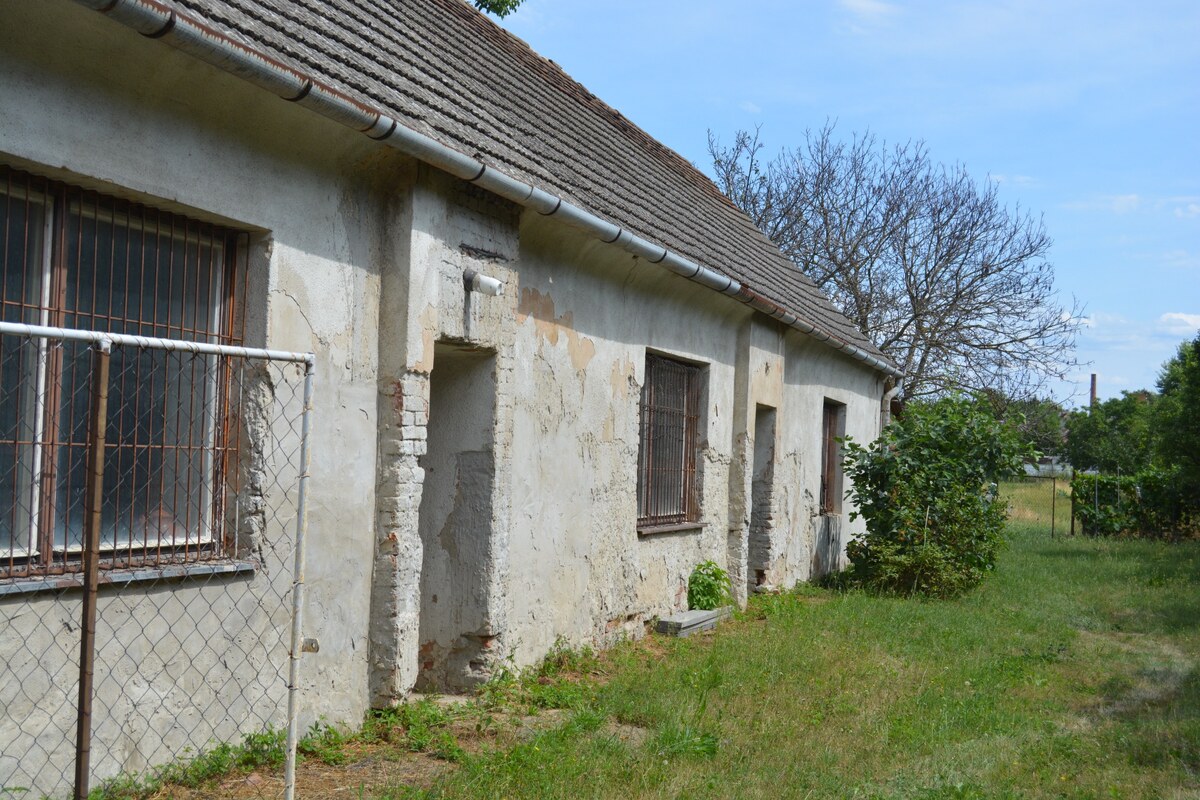 Historický objekt s 2 obchodmi, tanečnou sálou a stavebnými pozemkami! — foto 2