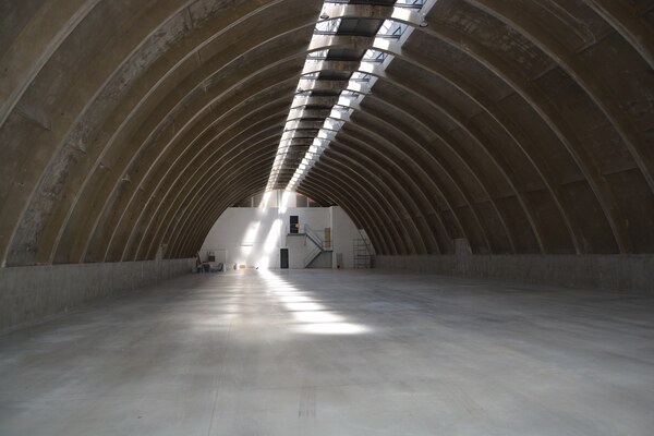Prenájom haly s pevnou parabolickou konštrukciou, 1000 m2, Hlohovec!