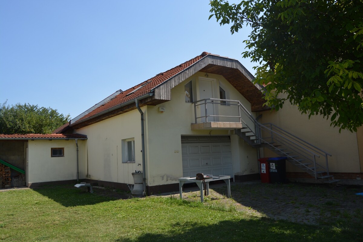 V blízkosti centra Piešťan, malý domček, garáž, pozemok pre bývanie!