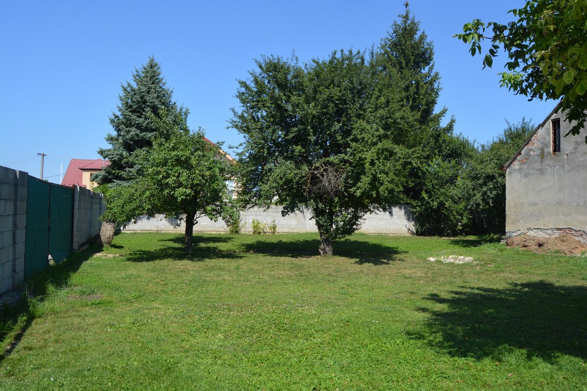 V blízkosti centra Piešťan, malý domček, garáž, pozemok pre bývanie! — foto 3