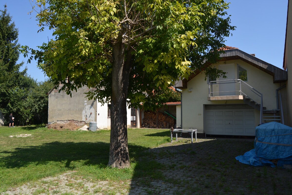 V blízkosti centra Piešťan, malý domček, garáž, pozemok pre bývanie! — foto 5
