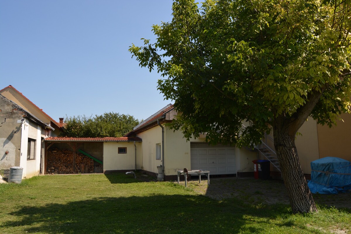 V blízkosti centra Piešťan, malý domček, garáž, pozemok pre bývanie! — foto 6