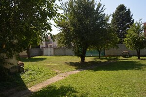 V blízkosti centra Piešťan, malý domček, garáž, pozemok pre bývanie! — foto 2