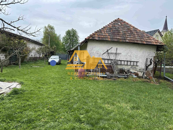Predám dom s veľkým pozemkom v obci Černík