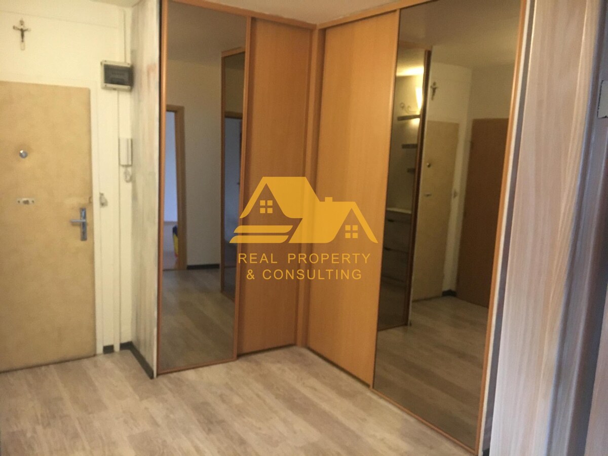 Exkluzívne! Predám 3 izbový byt s 2 balkónmi v Nových Zámkoch — foto 4