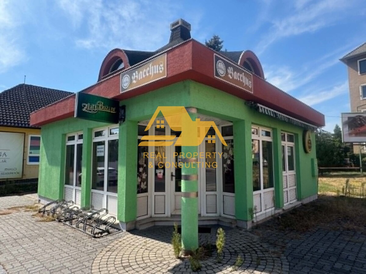 Predám budovu s obchodným duchom v centre Nových Zámkov — foto 2