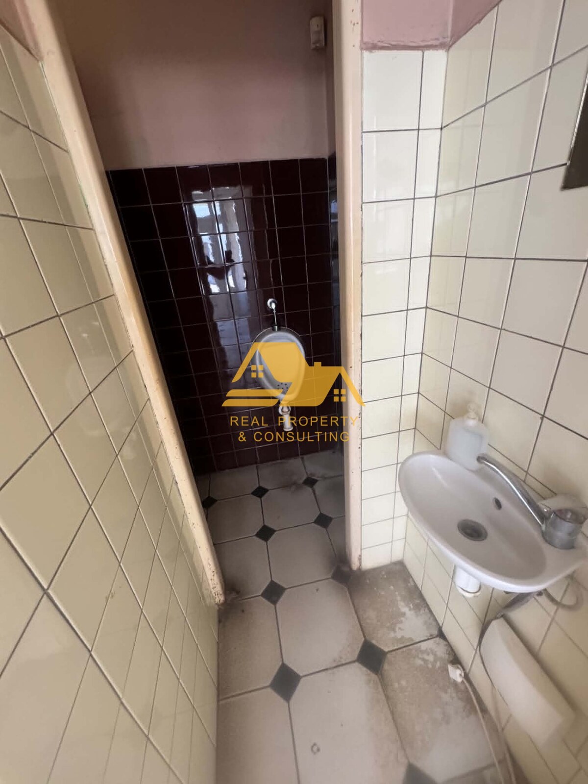 Predám budovu s obchodným duchom v centre Nových Zámkov — foto 7
