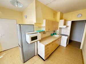 Exkluzívne! Predám 2 izbový byt s veľkým balkónom v Nových Zámkoch — foto 1