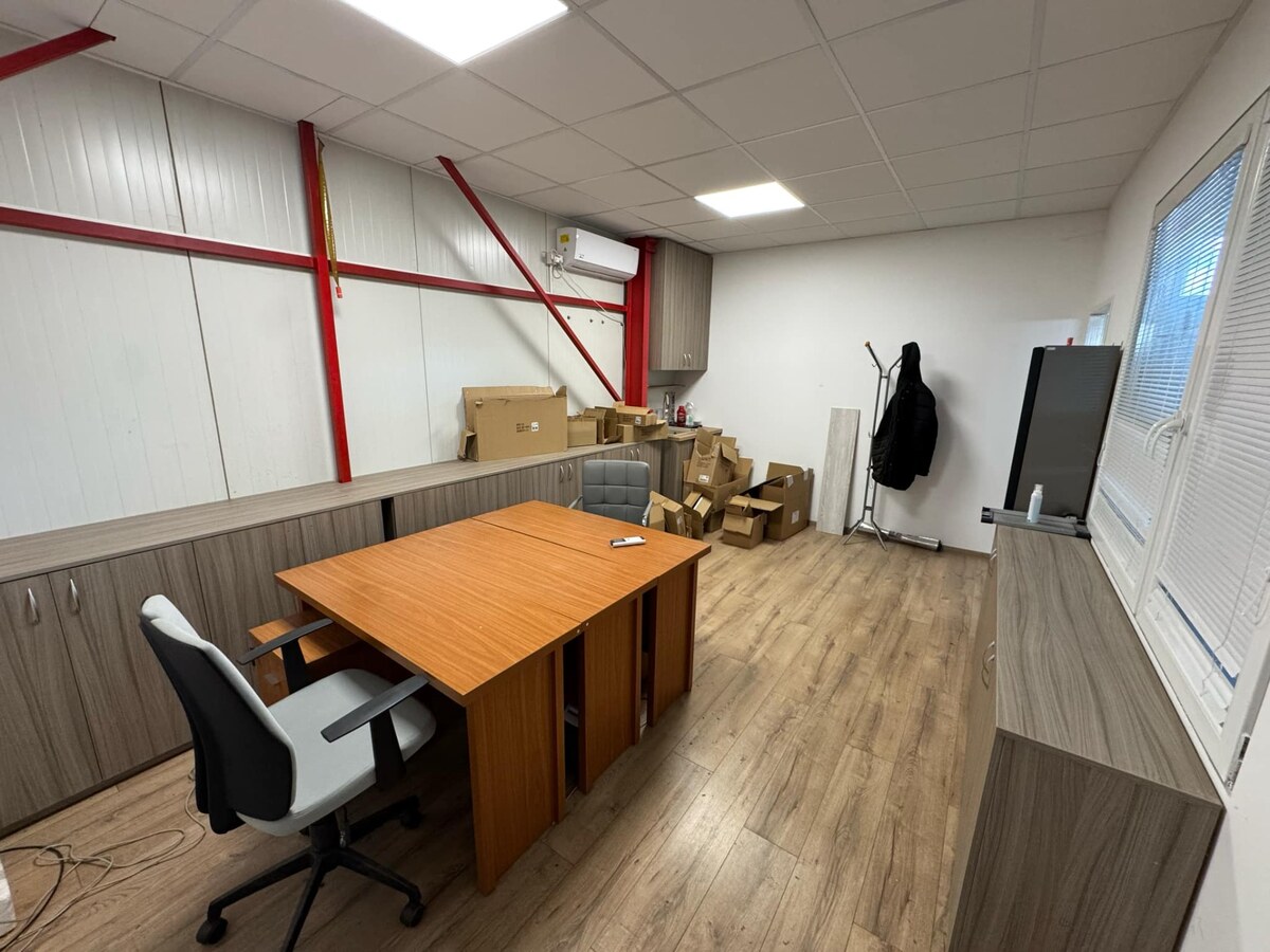 Priemyselná hala s kanceláriami a parkovaním v Nových Zámkoch — foto 3