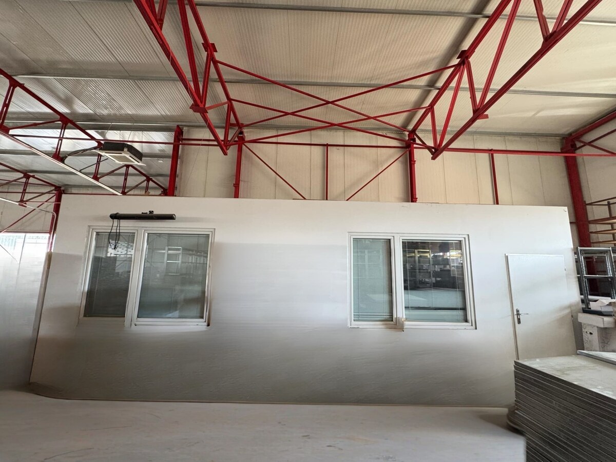 Priemyselná hala s kanceláriami a parkovaním v Nových Zámkoch — foto 6