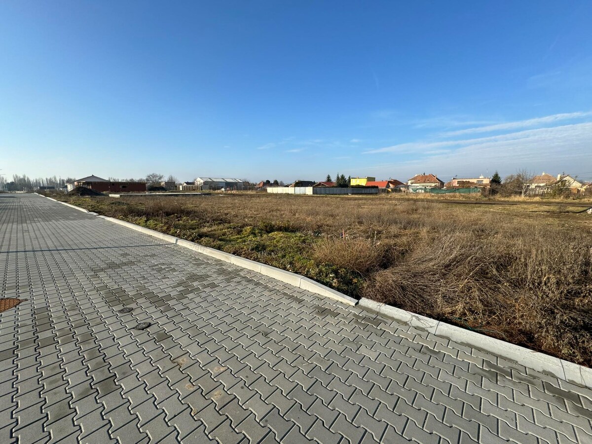 Predám stavebný pozemok vo Dvoroch nad Žitavou — foto 3