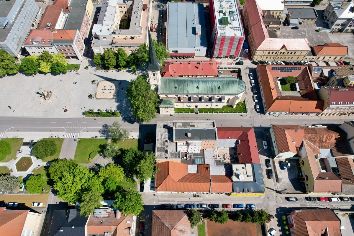 Predám podnikateľský objekt na hlavnom námestí v Nových Zámkoch — foto 6