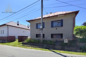 Na predaj - starší rodinný vidiecky dom v Miklušovciach — foto 1
