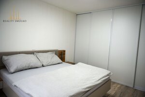 Prenajom 2-izbový pohodlne zariadený byt s logiou a parkoviskom vo Veľ — foto 4