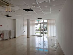 Na prenájom obchodný priestor v centre mesta Humenné. — foto 2