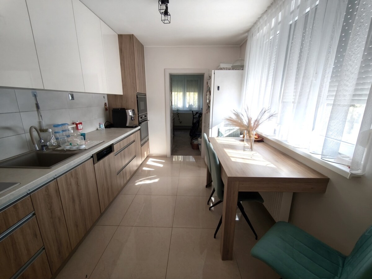 Na predaj 4 izbový byt s garážou a záhradkou v Nových Zámkoch — foto 3