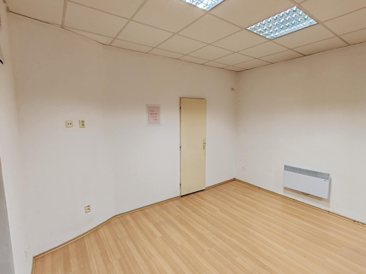 Komerčný priestor v centre Komárna na prenájom — foto 8