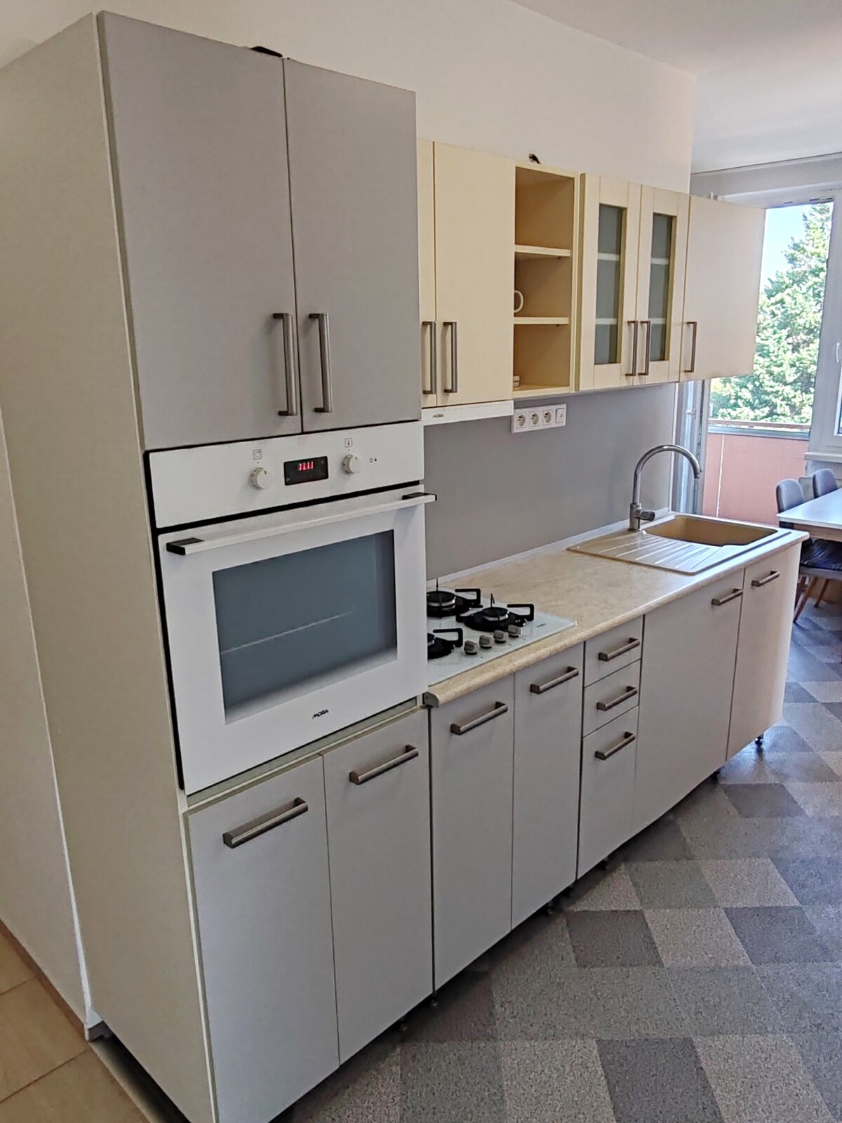 Na prenájom 3  izbový byt s 2 balkónmi v Komárne — foto 2