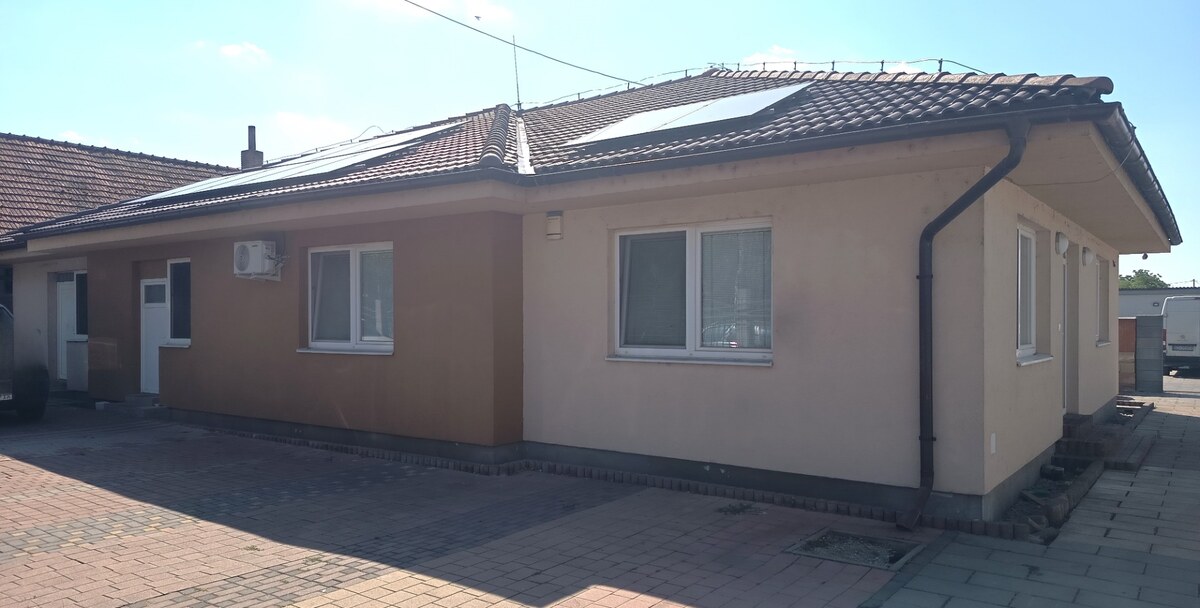 Na predaj veľký rodinný dom s dielňami v obci Dvory nad Žitavou