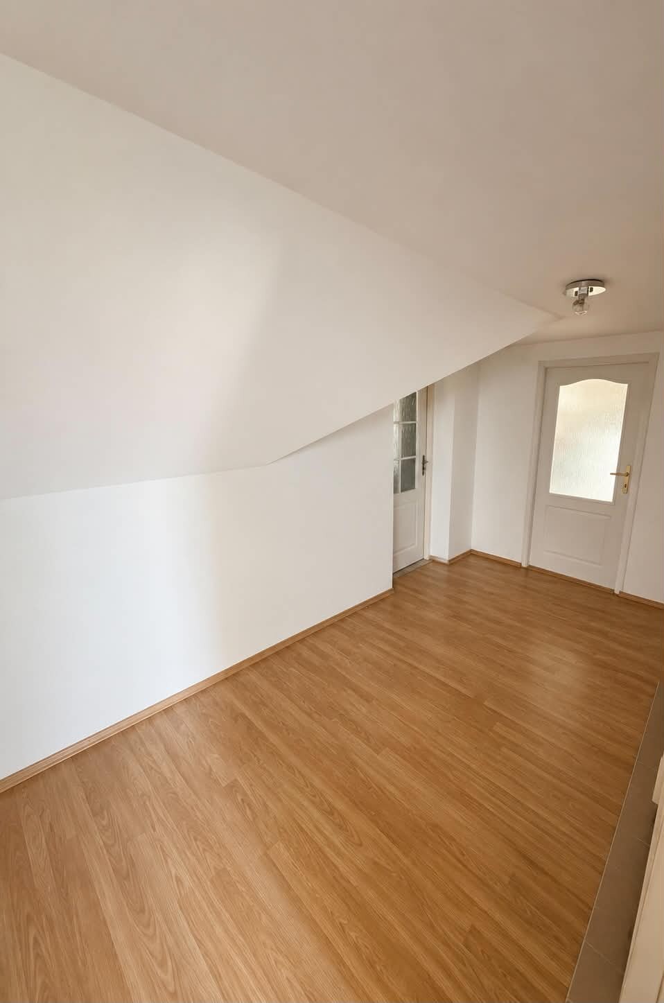 NA PREDAJ 6 izbový poschod. rodinný dom vo výbornej časti mesta Šurany — foto 17