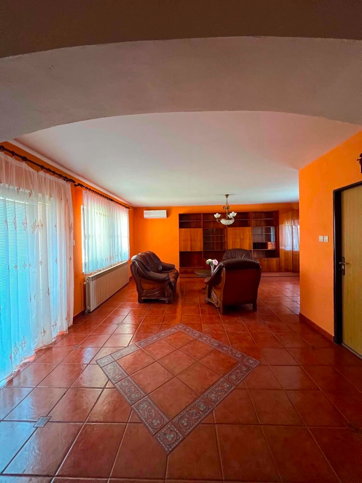 NA PREDAJ 6 izbový poschod. rodinný dom vo výbornej časti mesta Šurany — foto 4