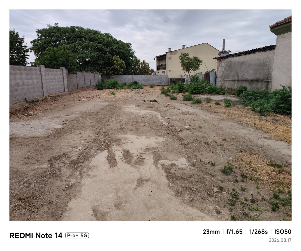 Na predaj vyčistený stavebný pozemok s betónovým oplotením