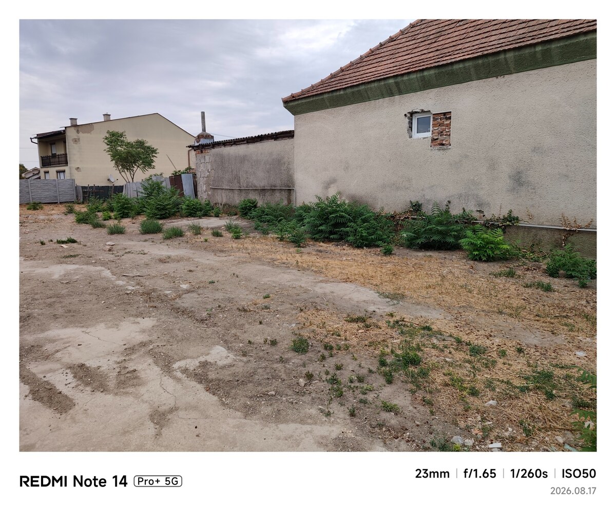 Na predaj vyčistený stavebný pozemok s betónovým oplotením — foto 2