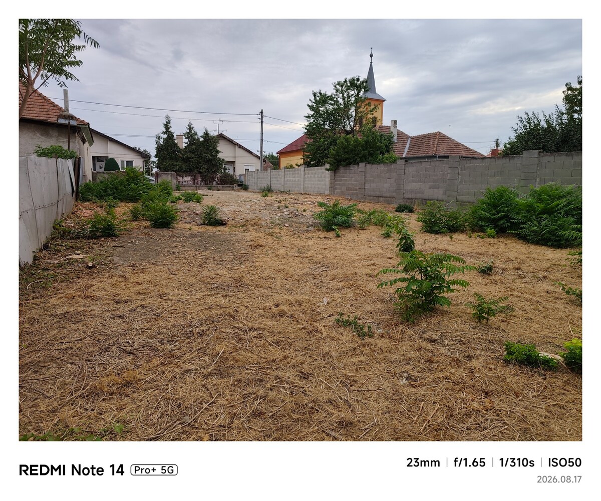 Na predaj vyčistený stavebný pozemok s betónovým oplotením — foto 3