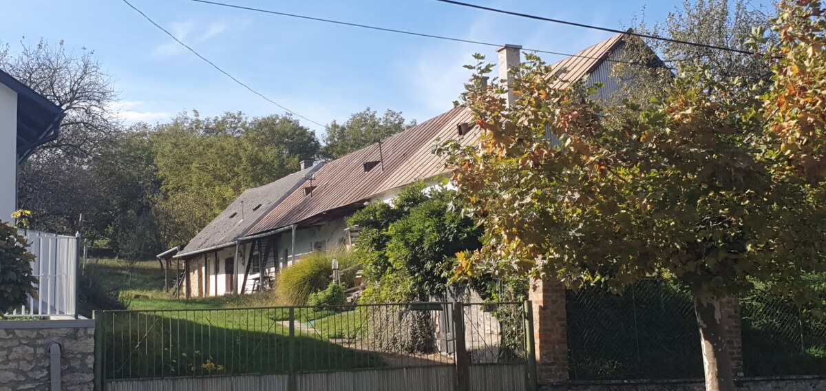 Na predaj sedliacky dom 2+1 poz.1420 m2, 65 km od Balatonu - Csetény