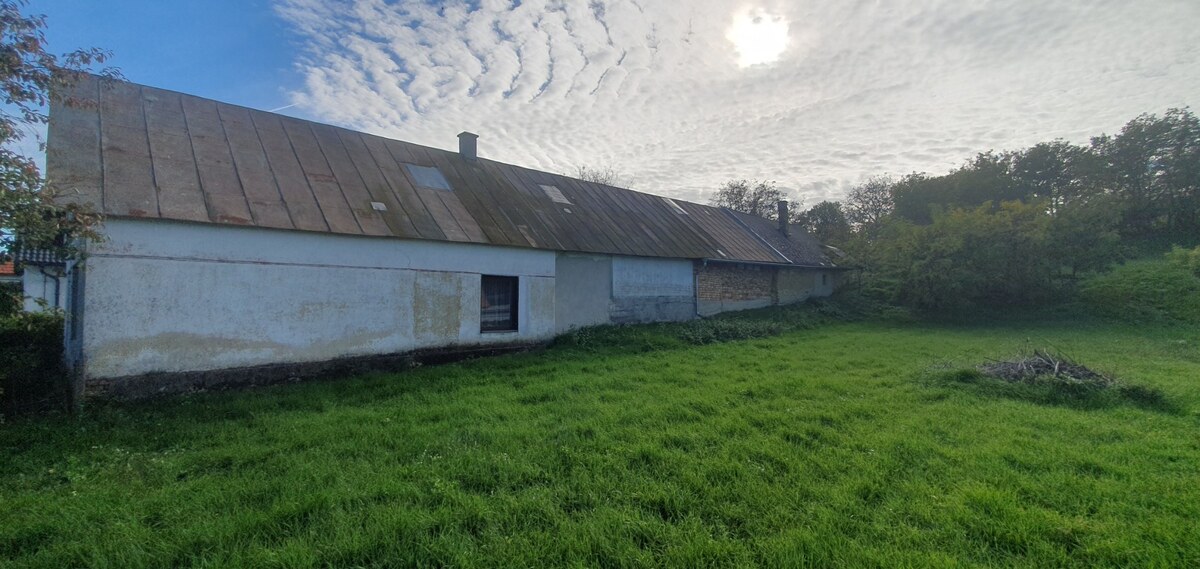 Na predaj sedliacky dom 2+1 poz.1420 m2, 65 km od Balatonu - Csetény — foto 3
